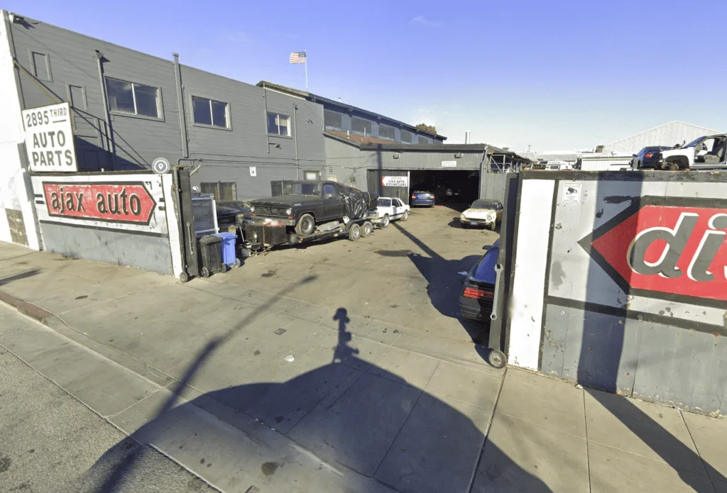Exterior de Ajax Auto Dismantlers Inc