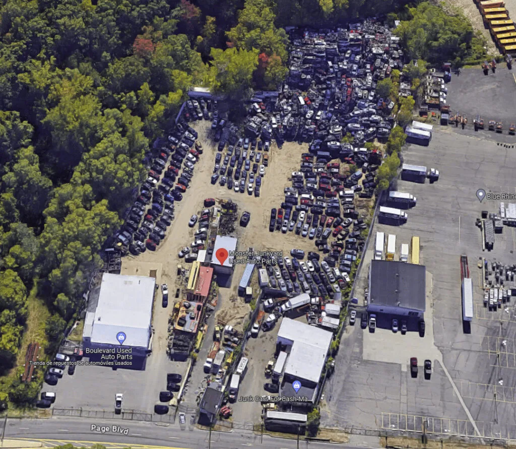 Exterior de Monster Junkyard Used Auto Parts