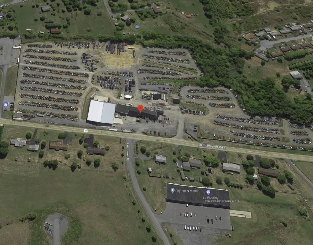 Exterior de Ernie’s Salvage Yard