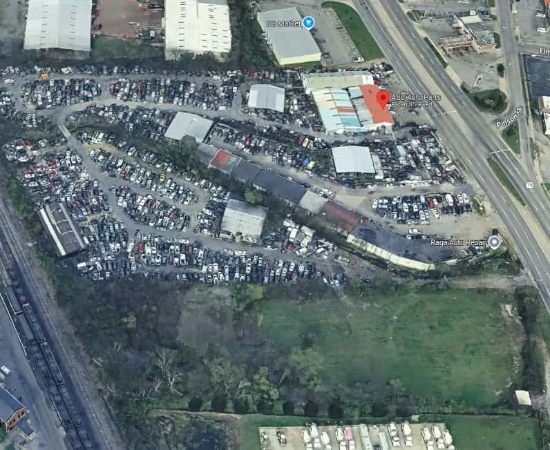 Vista aérea del patio de ABC Auto Parts