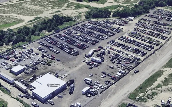 Vista aérea del patio de Toms Auto Salvage