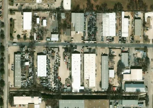 Vista aérea del patio de Cowboy Auto Parts