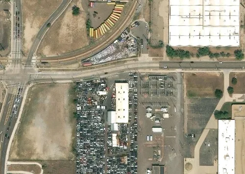 Vista aérea del patio de Foreign Used Auto Parts INC